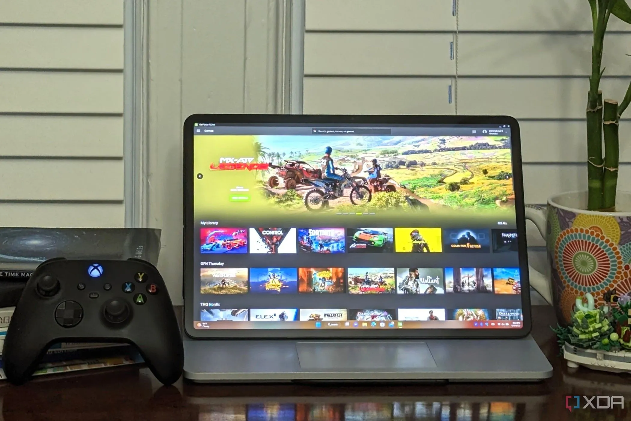 Nvidia GeForce Now Ultimate hoạt động trên laptop cùng tay cầm Xbox, minh họa khả năng chơi game đám mây không cần cấu hình mạnh