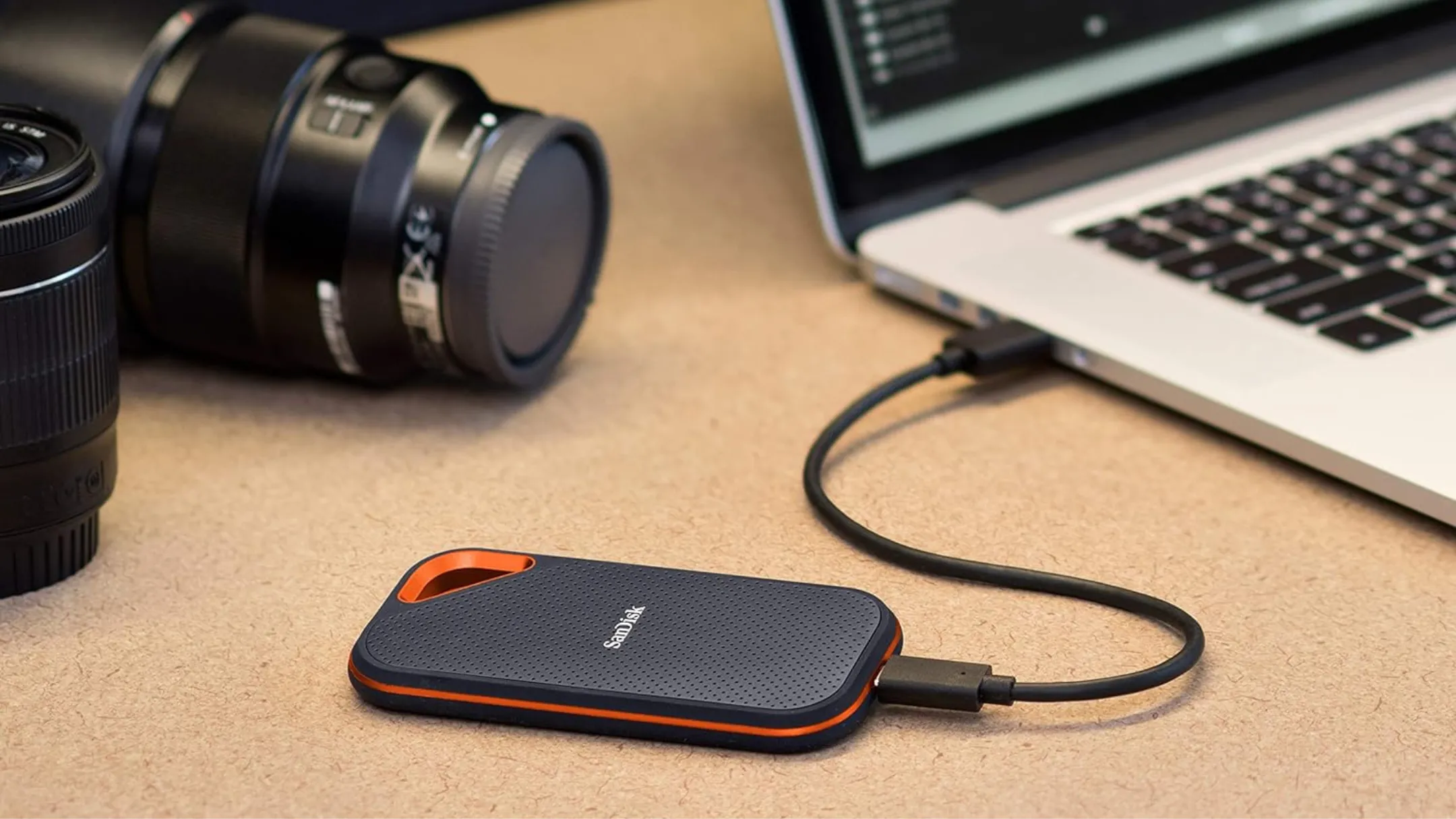 Ổ cứng di động SanDisk Extreme PRO đặt cạnh laptop và máy ảnh, thể hiện tính di động và ứng dụng chuyên nghiệp