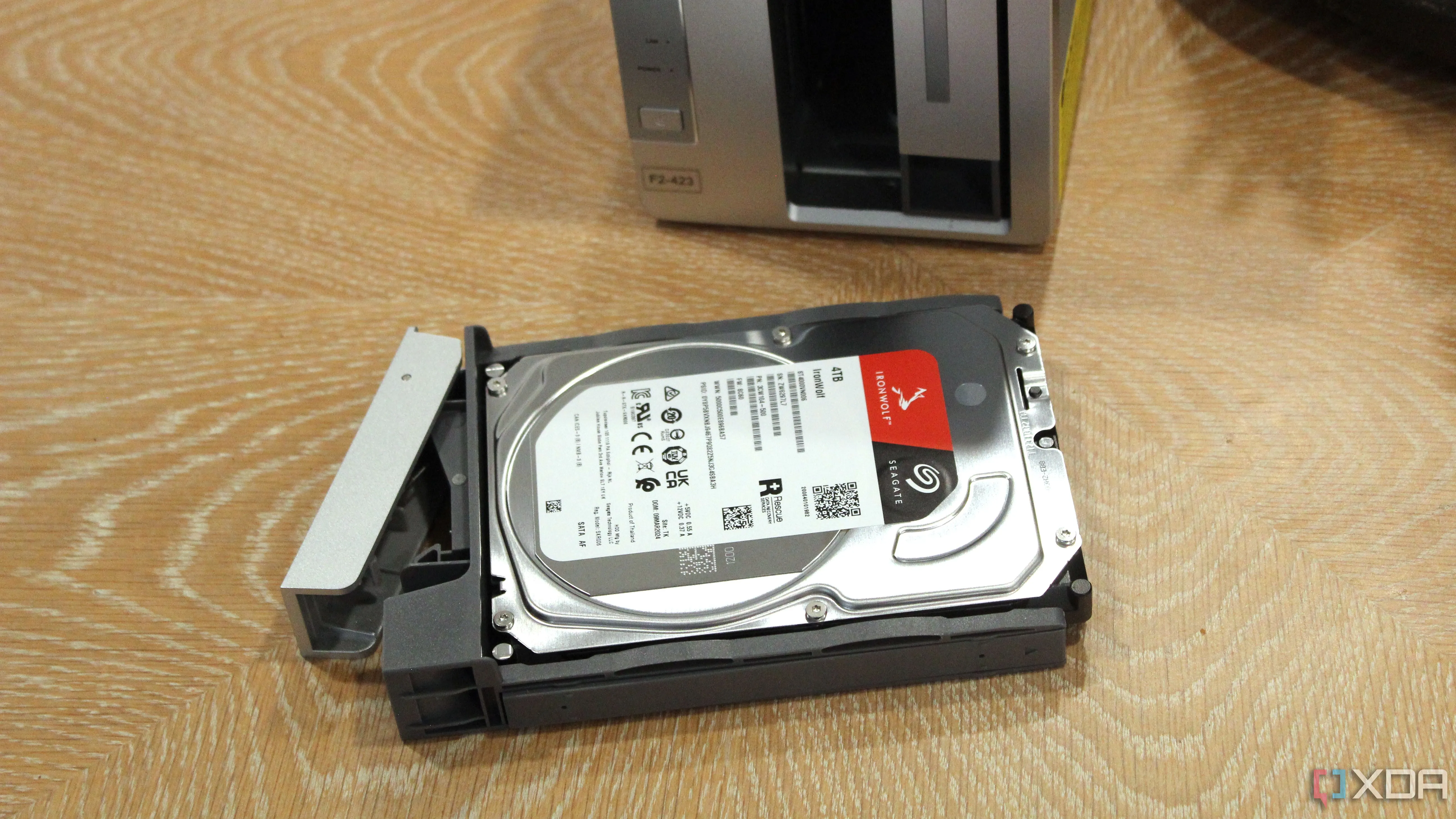Ổ cứng HDD được đặt trong khung, gợi ý việc tái sử dụng ổ cứng cũ làm thiết bị lưu trữ gắn ngoài để tránh rủi ro bảo mật