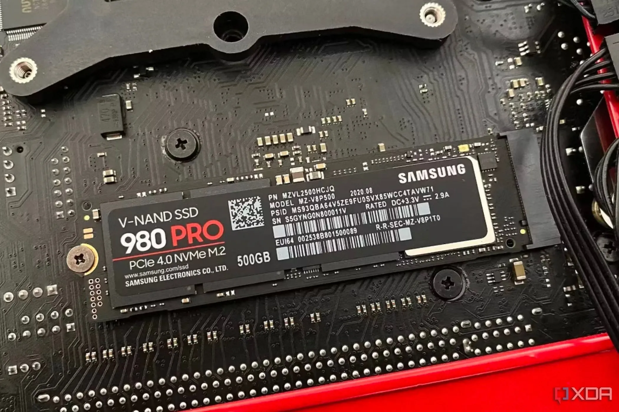 Ổ cứng Samsung 980 Pro SSD được gắn trên bo mạch chủ