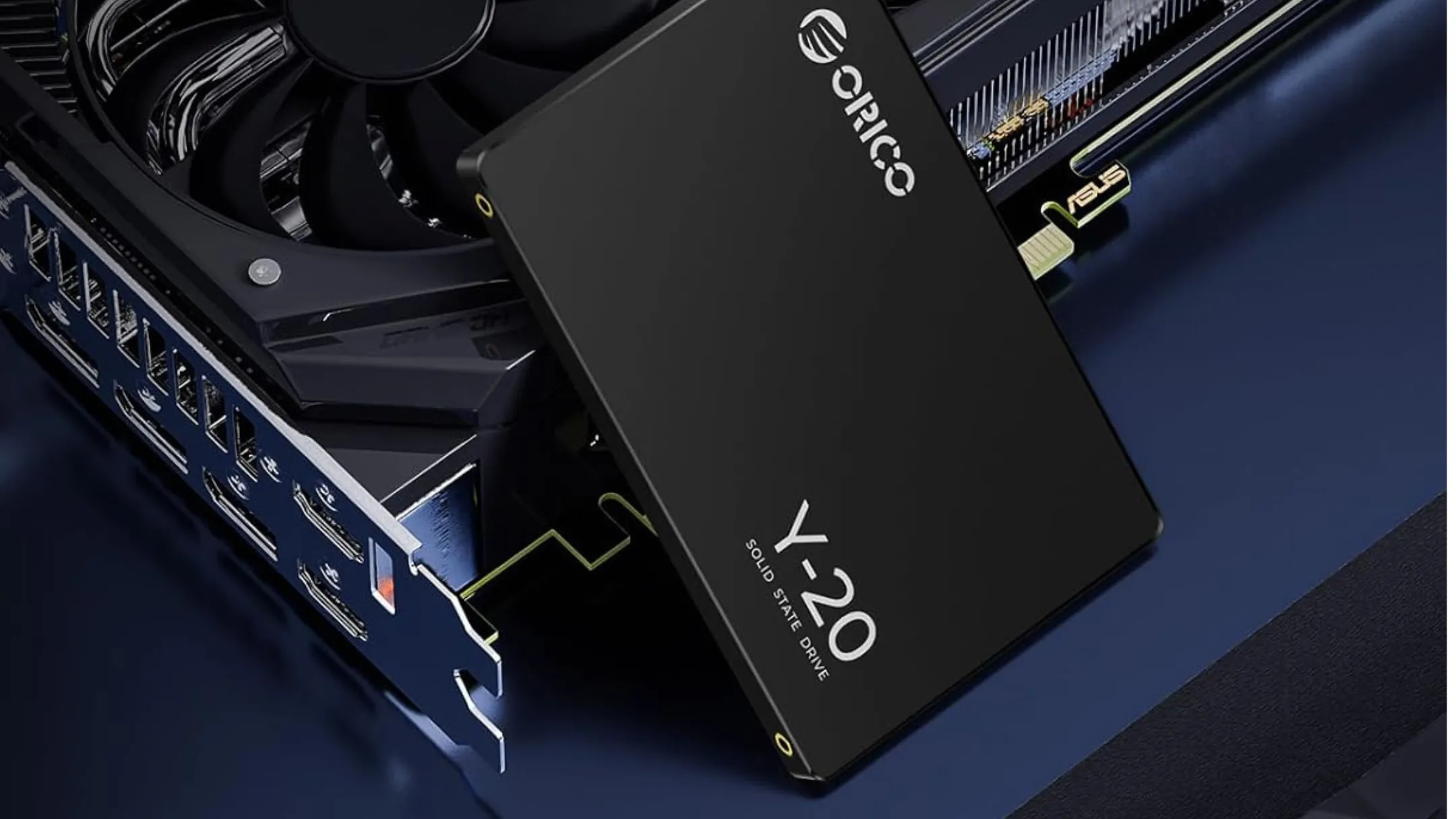 Ổ cứng SSD ORICO 4TB SATA gắn trên card đồ họa minh họa giới hạn hiệu năng của Storage Spaces