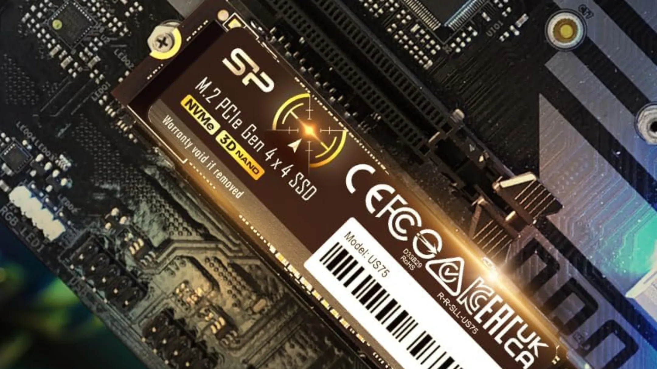 Ổ cứng SSD Silicon Power US75 4TB M.2 được gắn trên bo mạch chủ, minh họa khả năng tương thích và dễ dàng lắp đặt trong hệ thống PC.