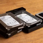 Ổ đĩa cứng và SSD minh họa cho khái niệm Windows Storage Spaces