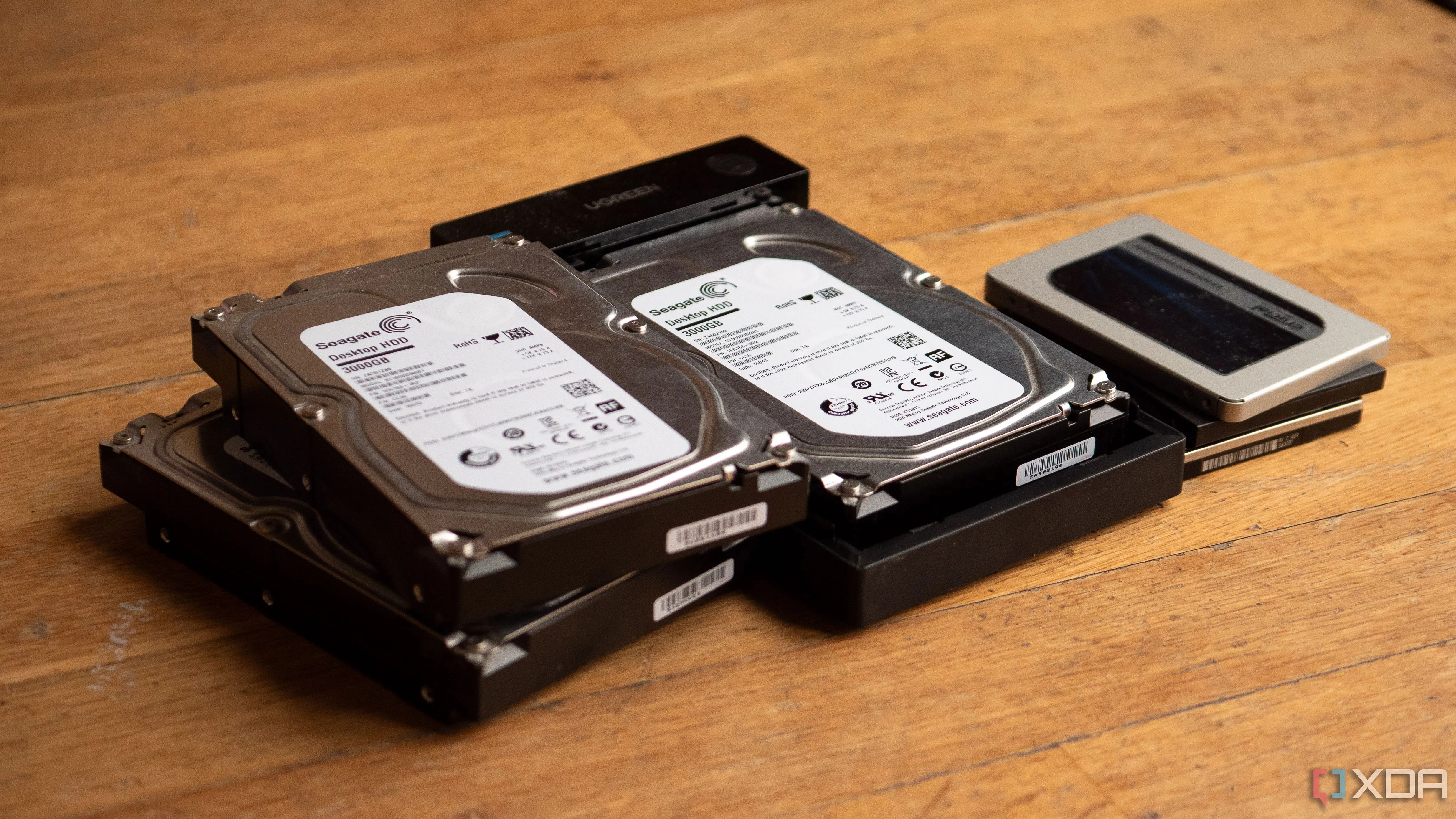 Ổ đĩa cứng và SSD minh họa cho khái niệm Windows Storage Spaces