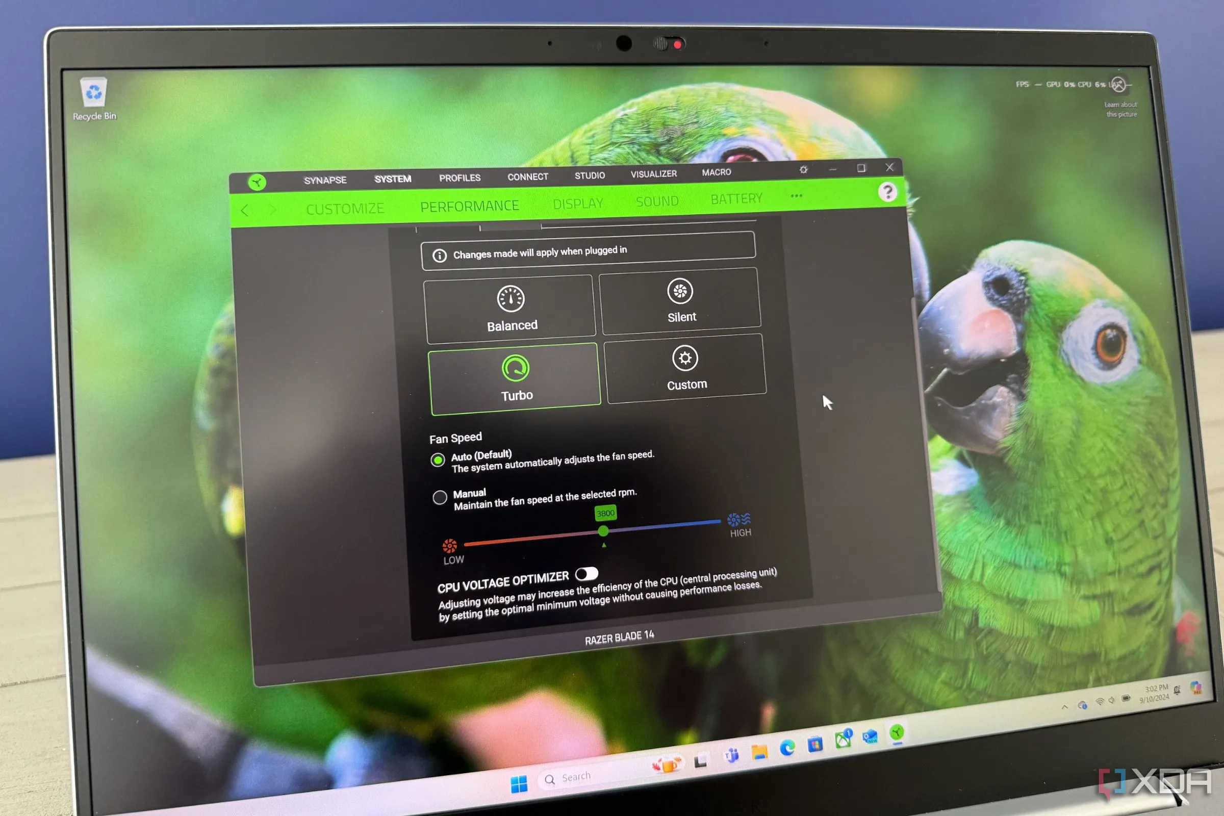 Phần mềm điều khiển Razer Synapse đang mở trên màn hình laptop Razer Blade 14, minh họa việc mỗi hãng có phần mềm RGB riêng.