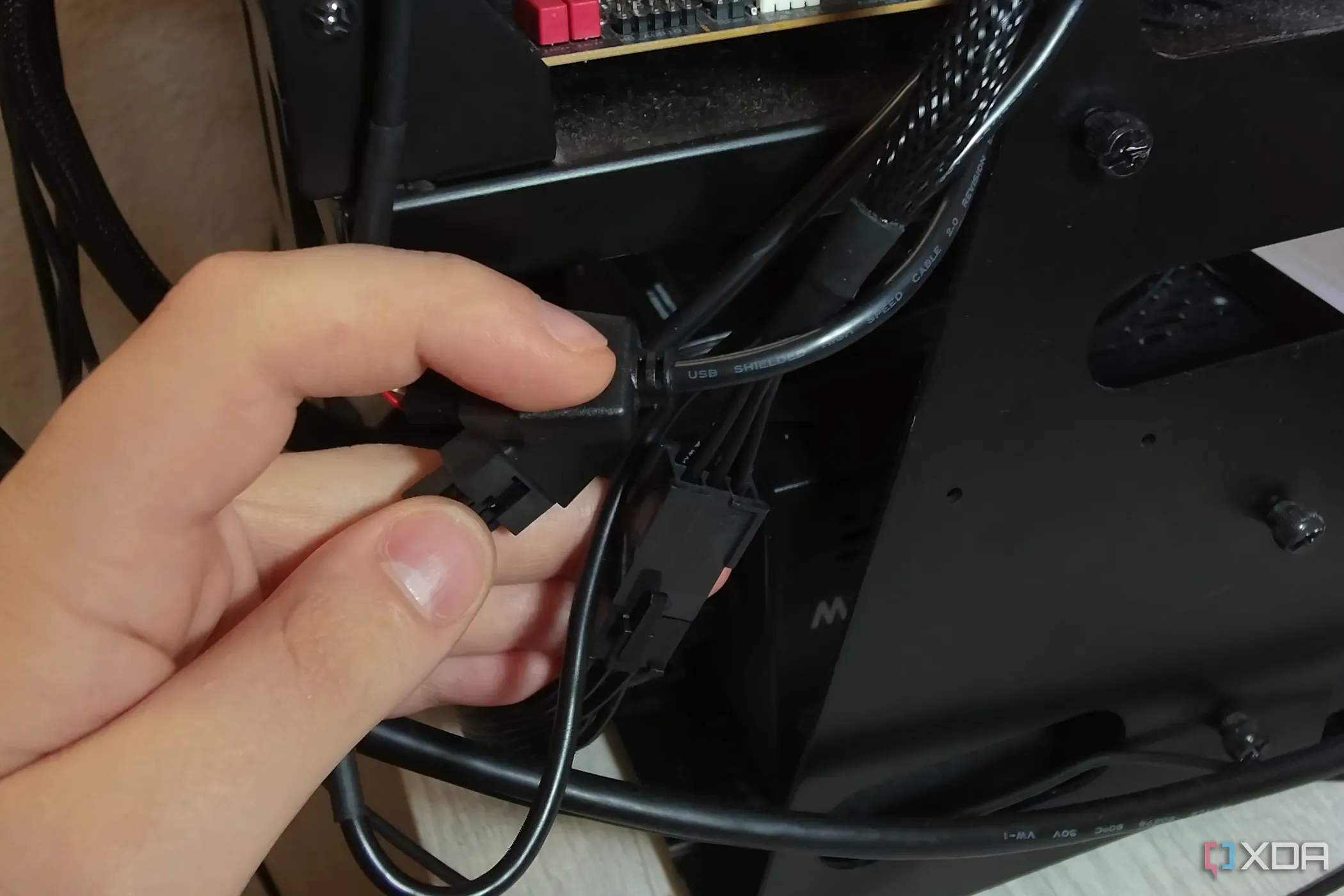 Quản lý cáp tản nhiệt nước Corsair iCUE Link H170i LCD cho PC, minh họa hệ thống kết nối độc quyền của hãng.