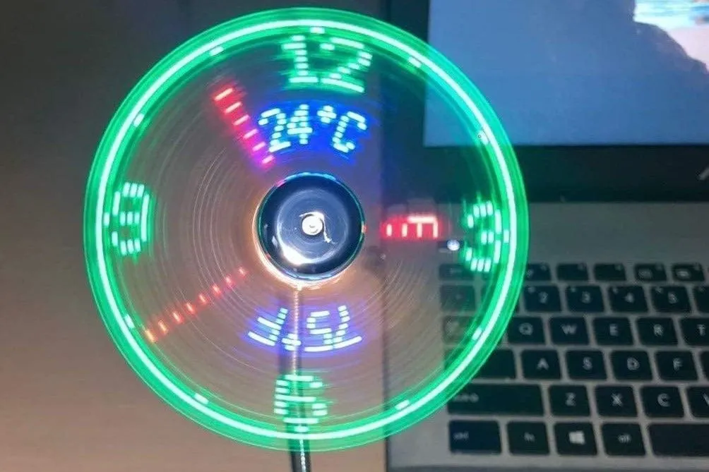 Quạt USB nhỏ gọn với màn hình LED màu xanh lá cây hiển thị đồng hồ và nhiệt độ theo thời gian thực, mang lại không khí mát mẻ và tiện ích