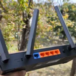 Router TP-Link được cầm trên tay, biểu tượng cho việc kiểm soát và bảo mật mạng gia đình.