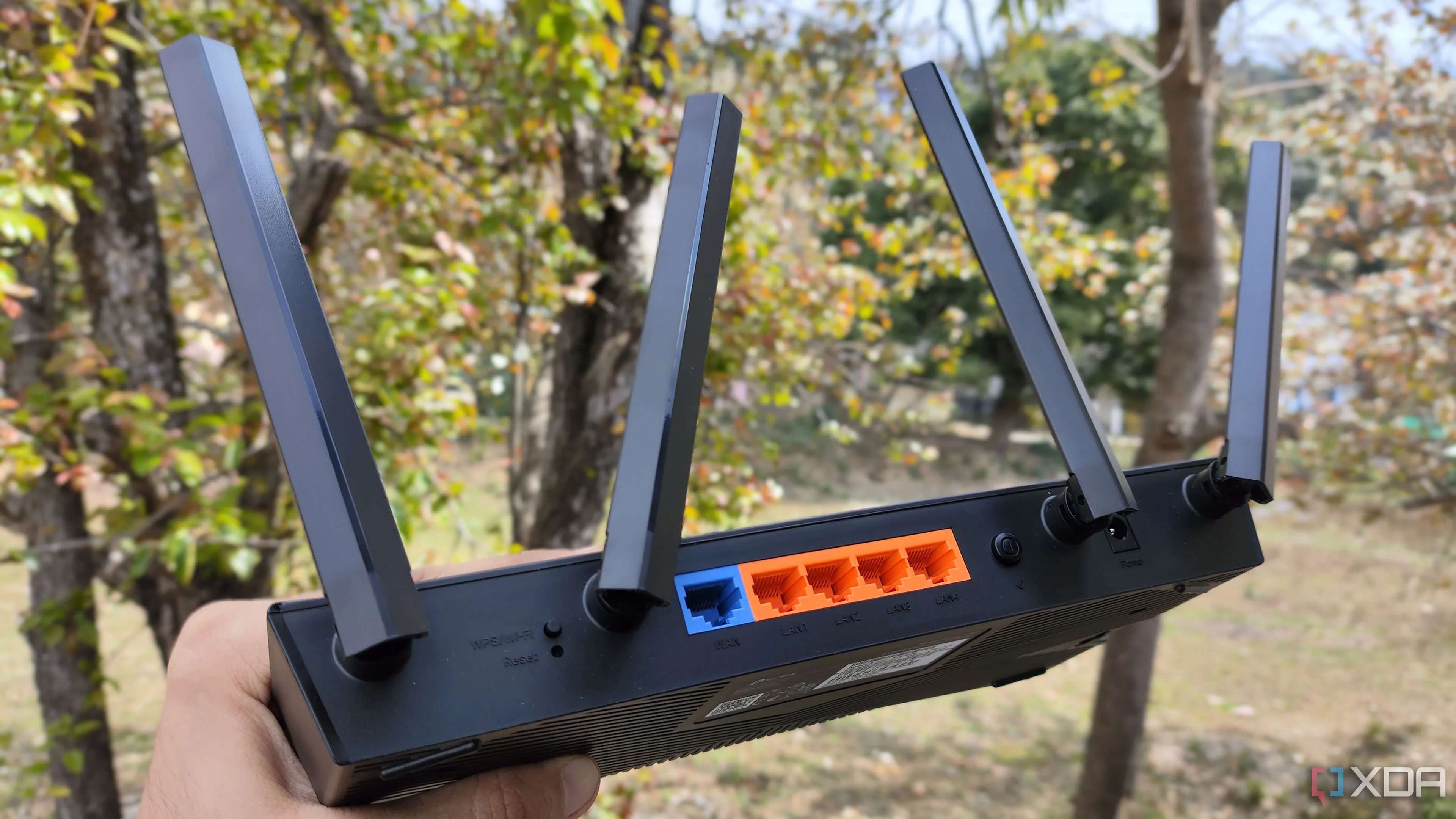 Router TP-Link được cầm trên tay, biểu tượng cho việc kiểm soát và bảo mật mạng gia đình.