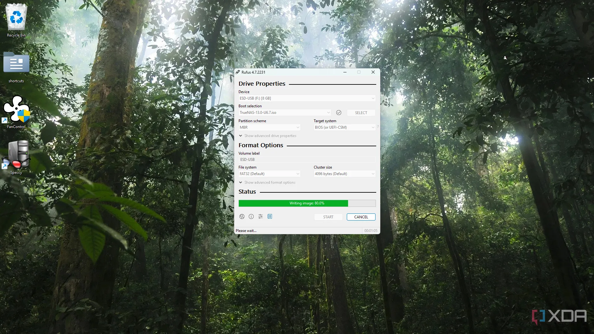 Rufus đang ghi hệ điều hành TrueNAS vào USB, thể hiện tính năng tạo USB boot đa năng