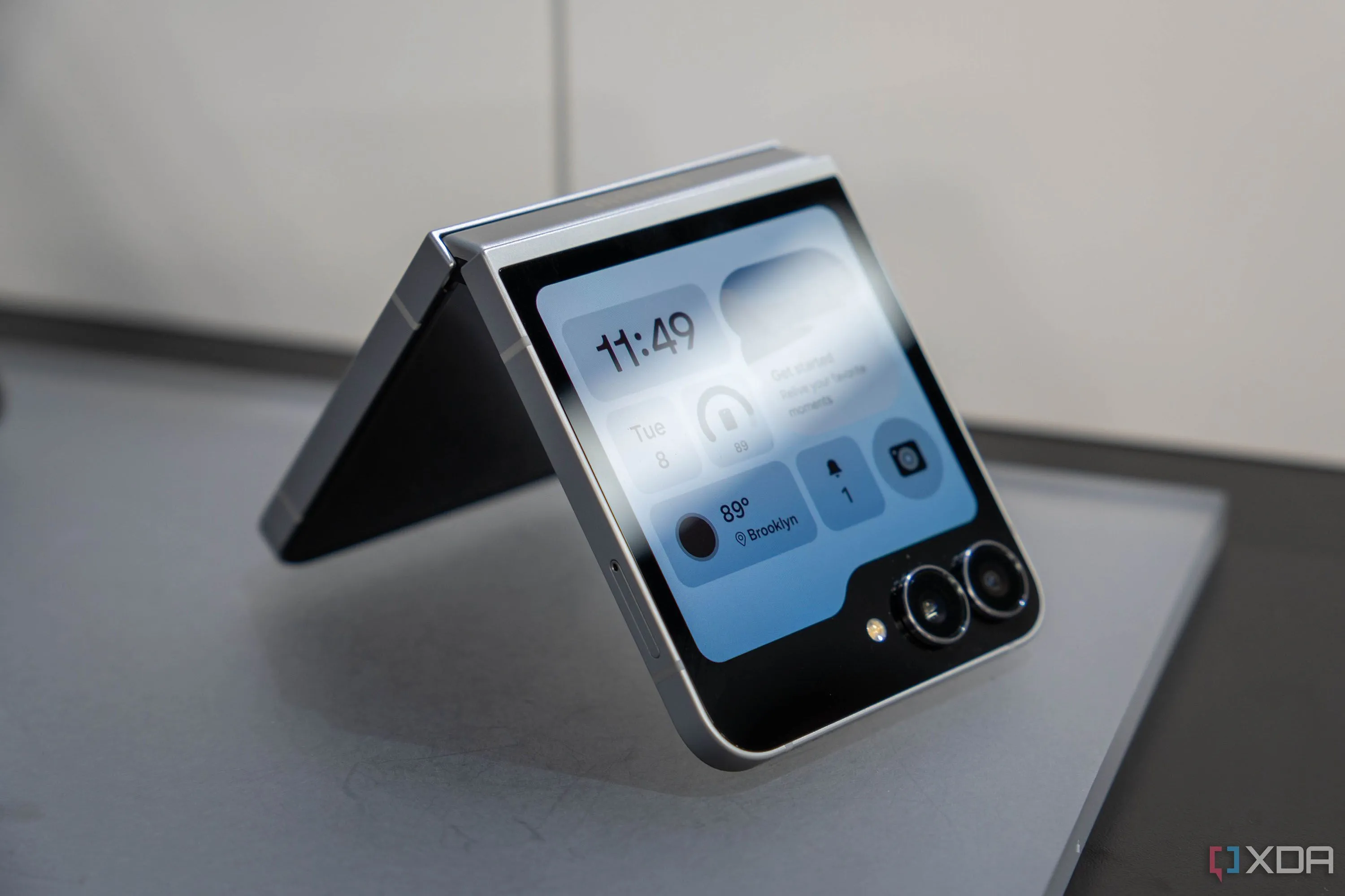 Samsung Galaxy Z Flip 7 gập một nửa trên mặt bàn, thể hiện tính linh hoạt trong các chế độ sử dụng khác nhau