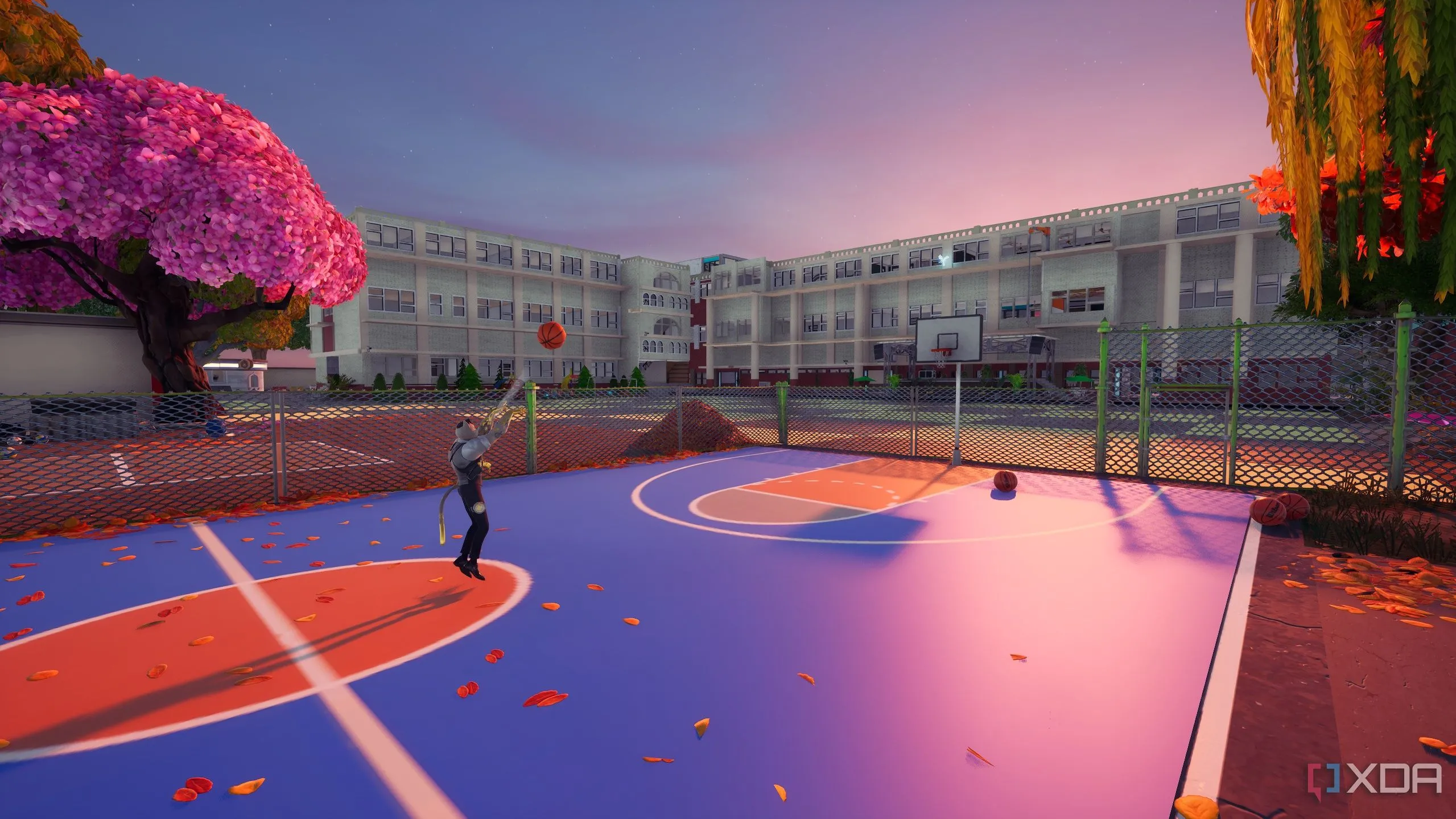 Sân bóng rổ trong bản đồ trường học Fortnite tùy chỉnh, một trong nhiều khu vực giải trí được tái tạo chi tiết.