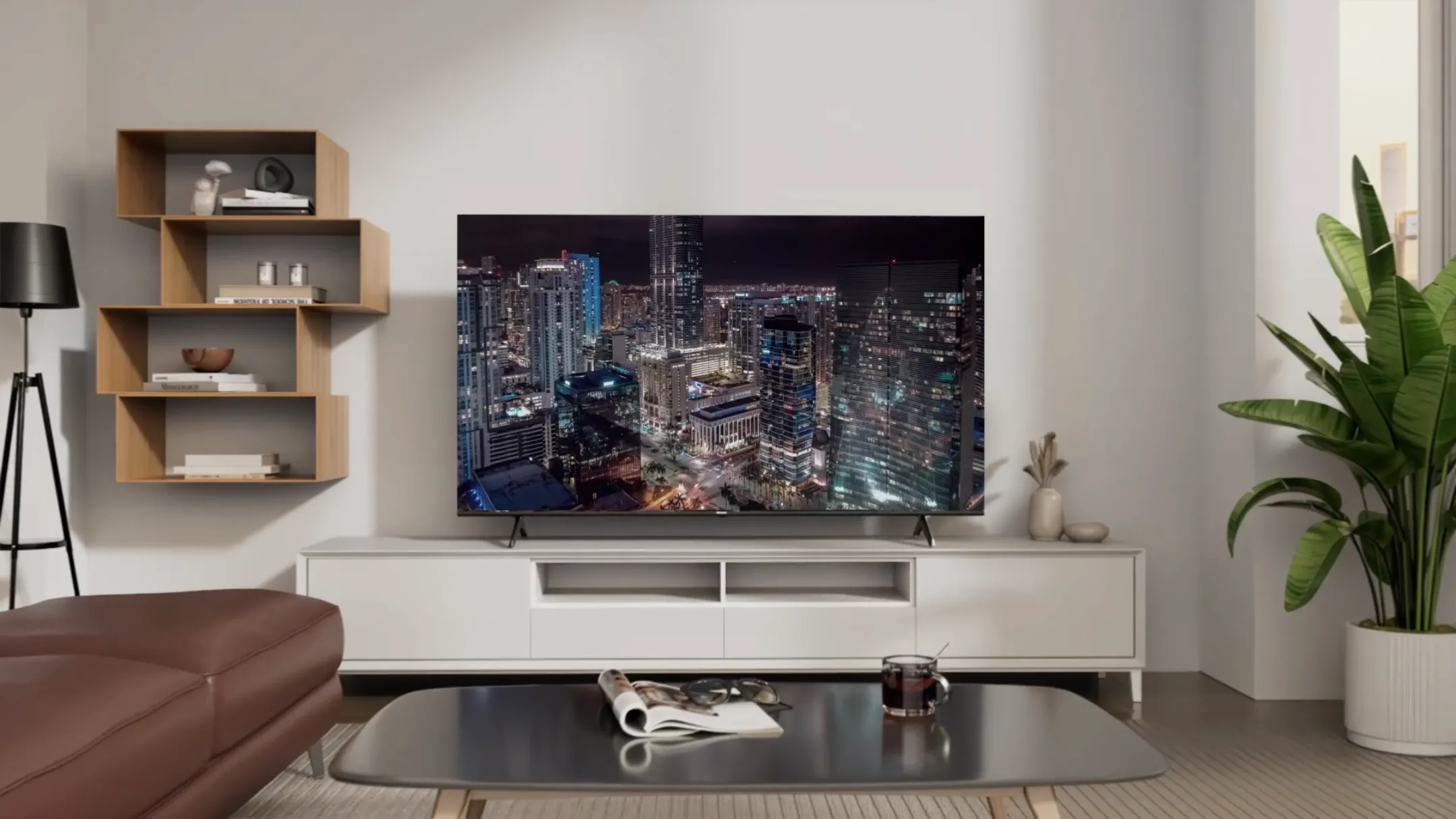 Smart TV Hisense QD7 75 inch đặt trong phòng khách hiện đại, hiển thị cảnh quay sống động