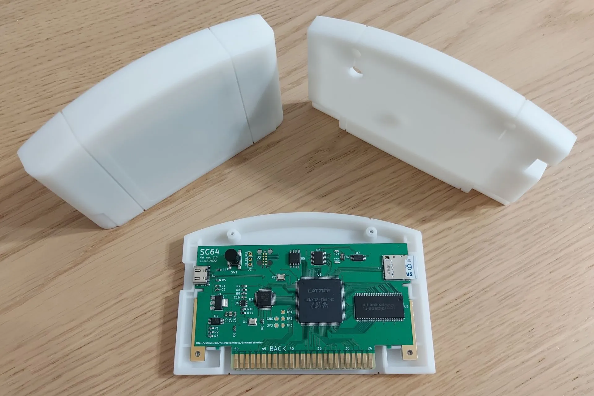 Sơ đồ bên trong SummerCart64, một loại flash cartridge cho phép chơi game Nintendo 64 từ thẻ nhớ.