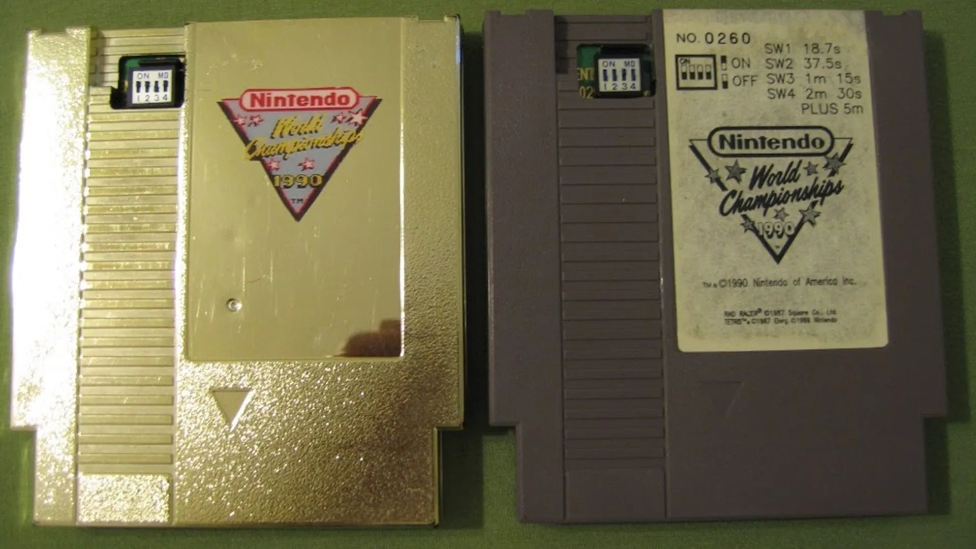 So sánh băng game vàng Nintendo World Championships 1992 và phiên bản tiêu chuẩn, minh họa độ hiếm của vật phẩm sưu tầm lịch sử Nintendo.
