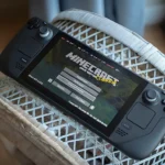 Steam Deck hiển thị trò chơi Minecraft, minh họa trải nghiệm game trên hệ điều hành SteamOS