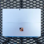 Surface Pro 11 5G màu xanh bạc với bàn phím Flex Keyboard có trackpad lớn, biểu tượng của sự thay đổi chính sách về sạc đi kèm tại EU.