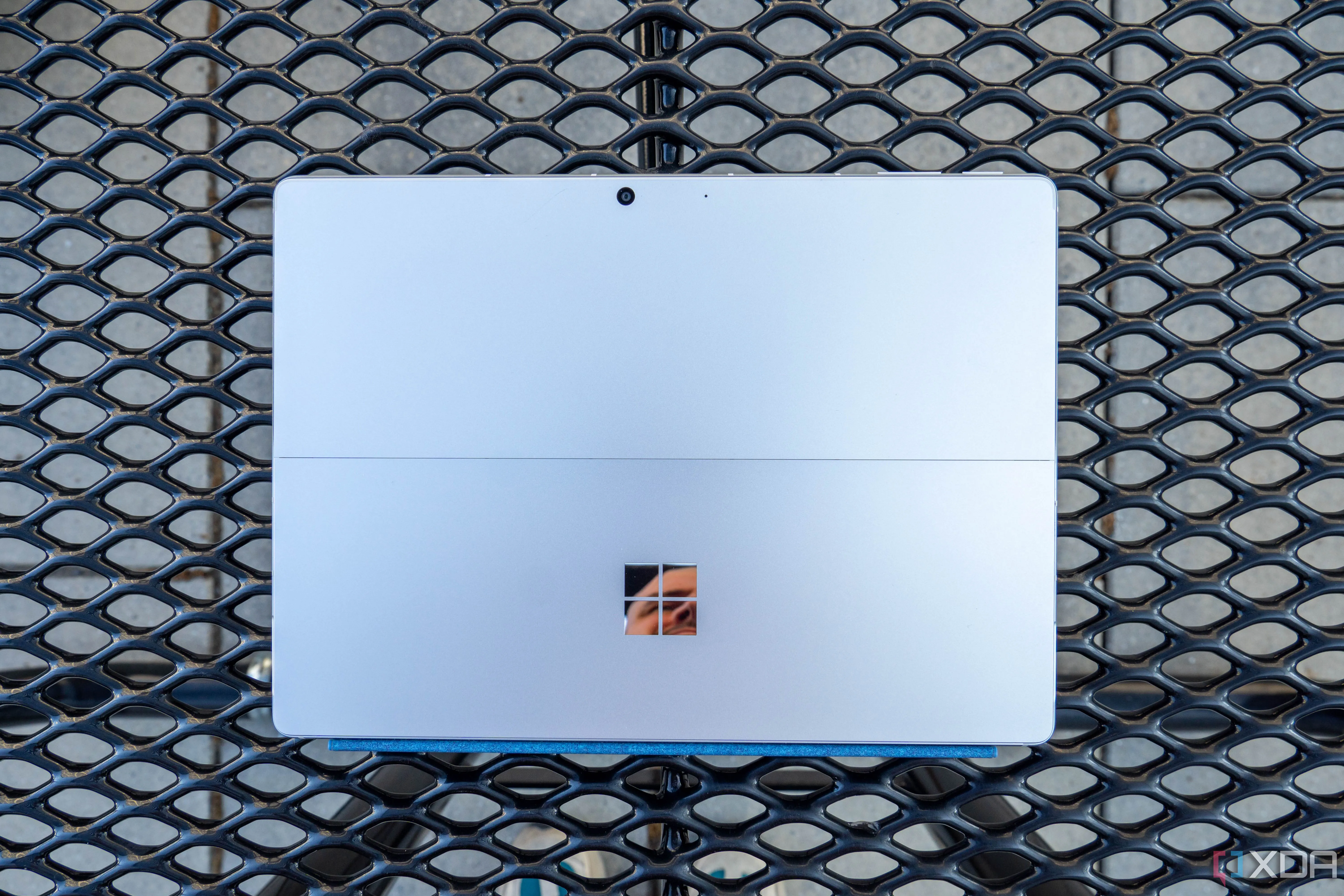 Surface Pro 11 5G màu xanh bạc với bàn phím Flex Keyboard có trackpad lớn, biểu tượng của sự thay đổi chính sách về sạc đi kèm tại EU.