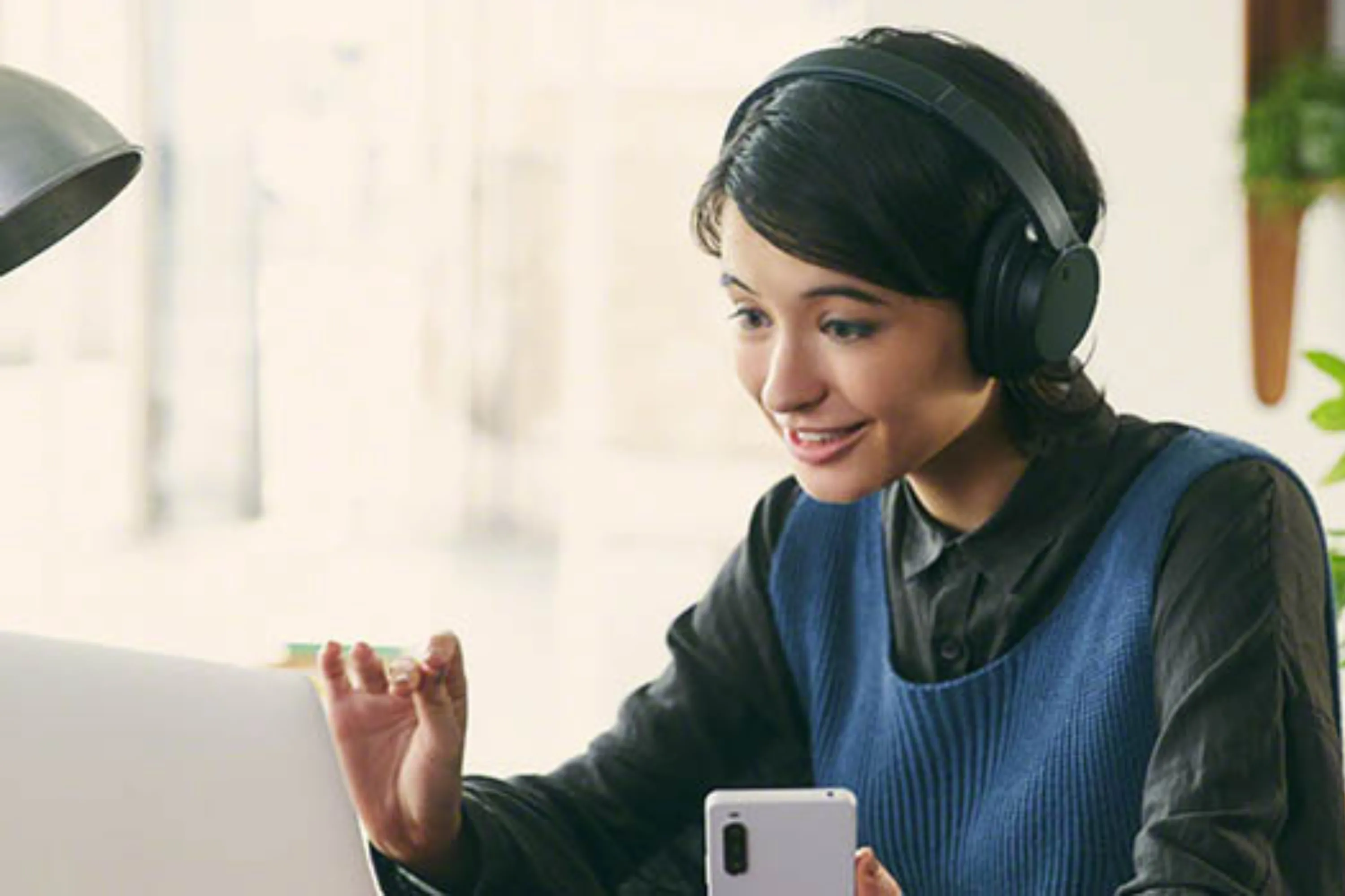 Tai nghe không dây Sony WH-CH720N màu đen đang được đeo bởi một người, thể hiện khả năng chống ồn