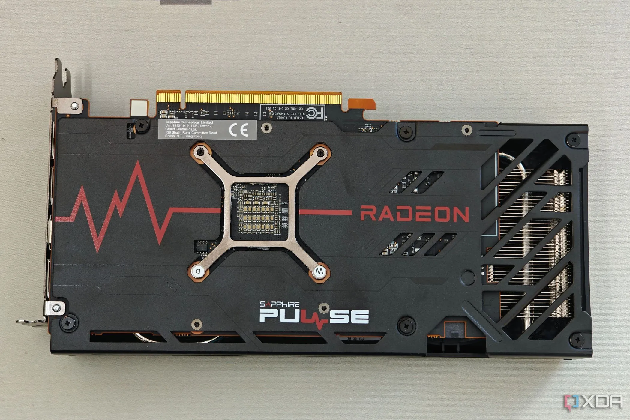 Tấm ốp lưng bằng nhựa của card đồ họa Radeon 7600 Pulse OC, một ví dụ về thiết kế kém hiệu quả.