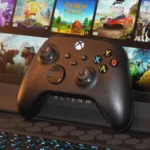 Tay cầm Xbox kết nối với laptop Alienware, minh họa trải nghiệm Xbox Cloud Gaming.
