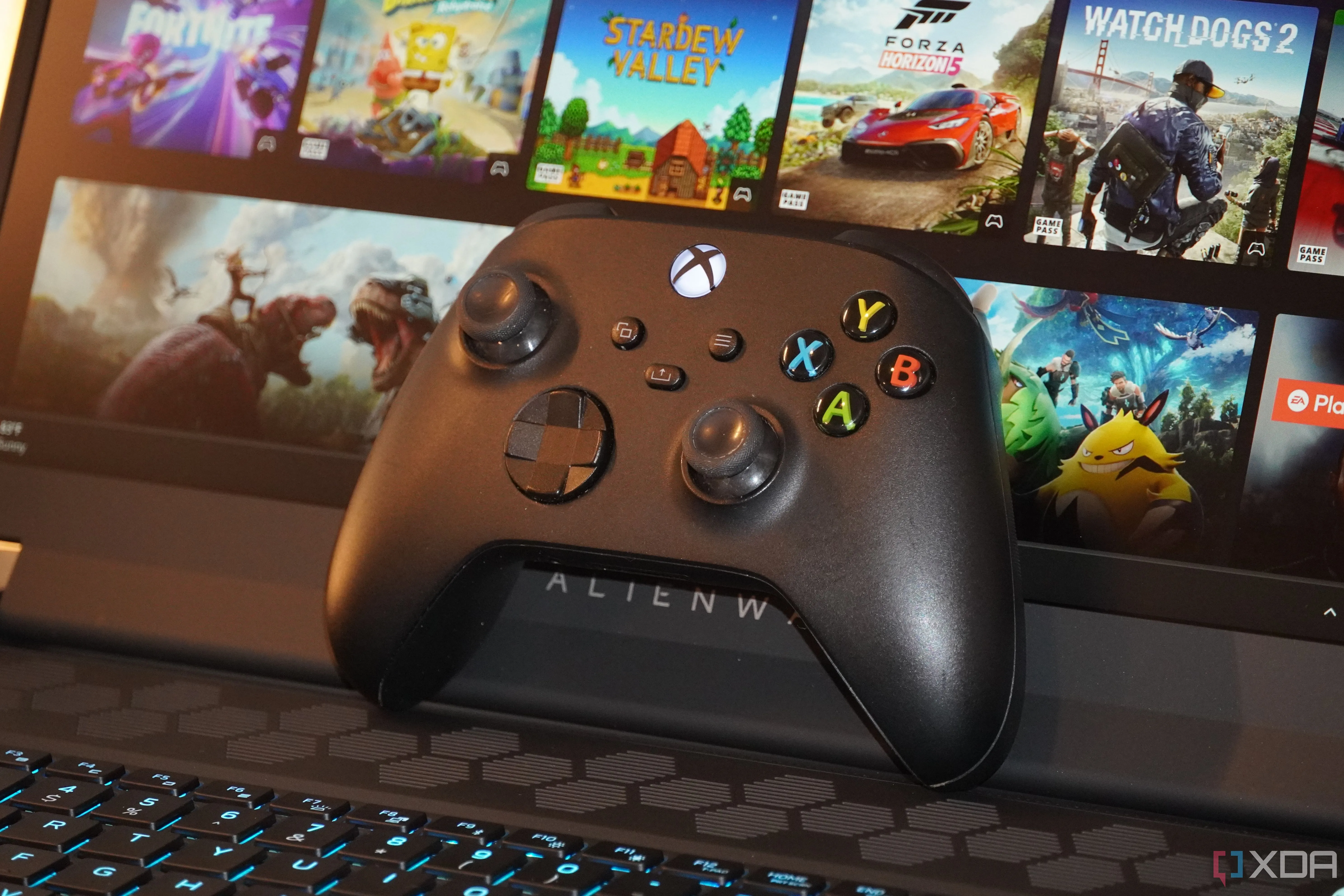 Tay cầm Xbox kết nối với laptop Alienware, minh họa trải nghiệm Xbox Cloud Gaming.