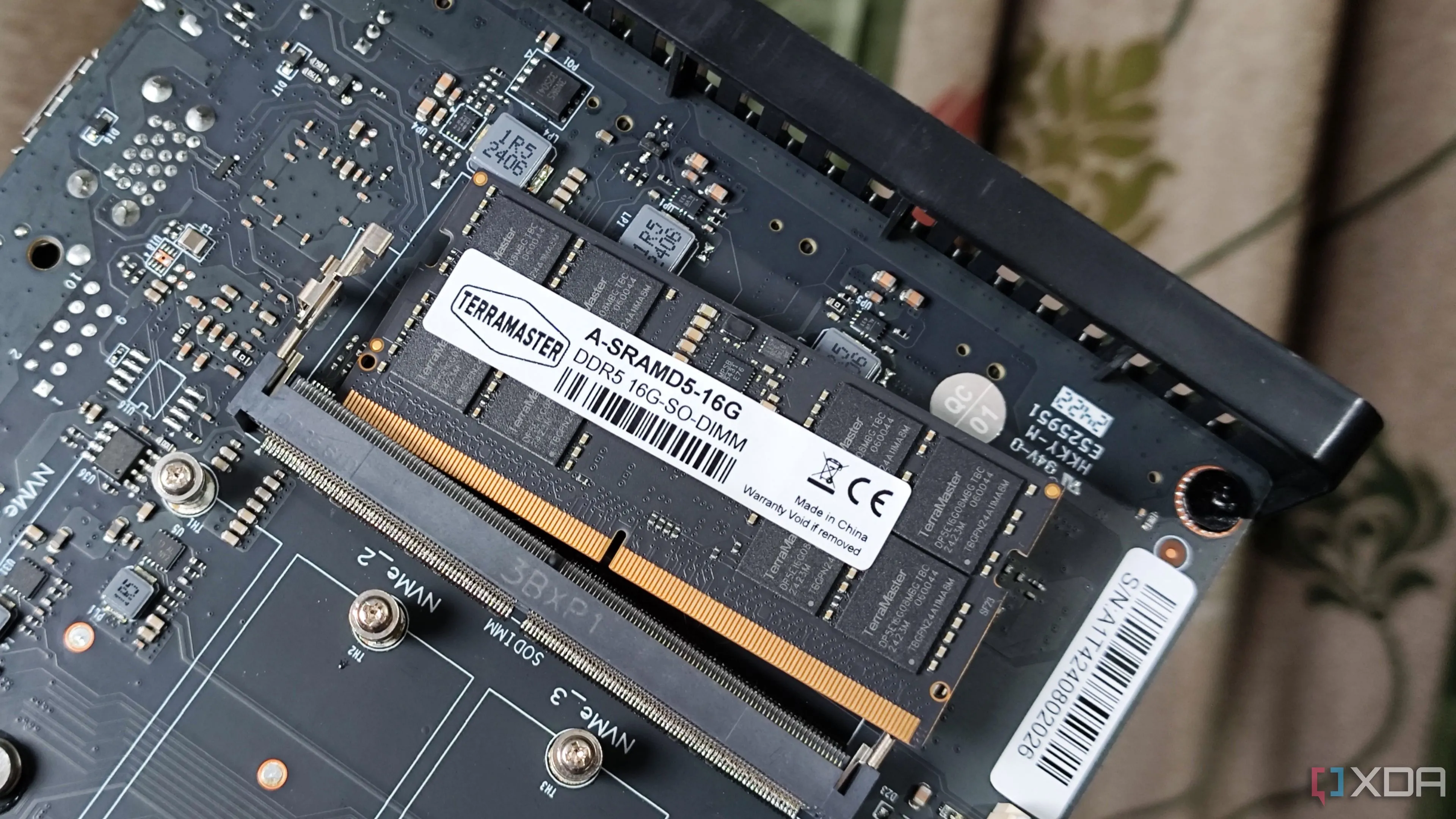 Thanh RAM SODIMM bên trong thiết bị NAS TerraMaster F8 SSD Plus, minh họa khả năng nâng cấp RAM cho NAS