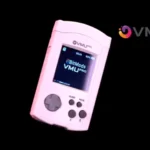 Thiết bị 8BitMods VMU Pro màu trắng, hiển thị màn hình và các nút điều khiển, phụ kiện đa năng cho Sega Dreamcast.