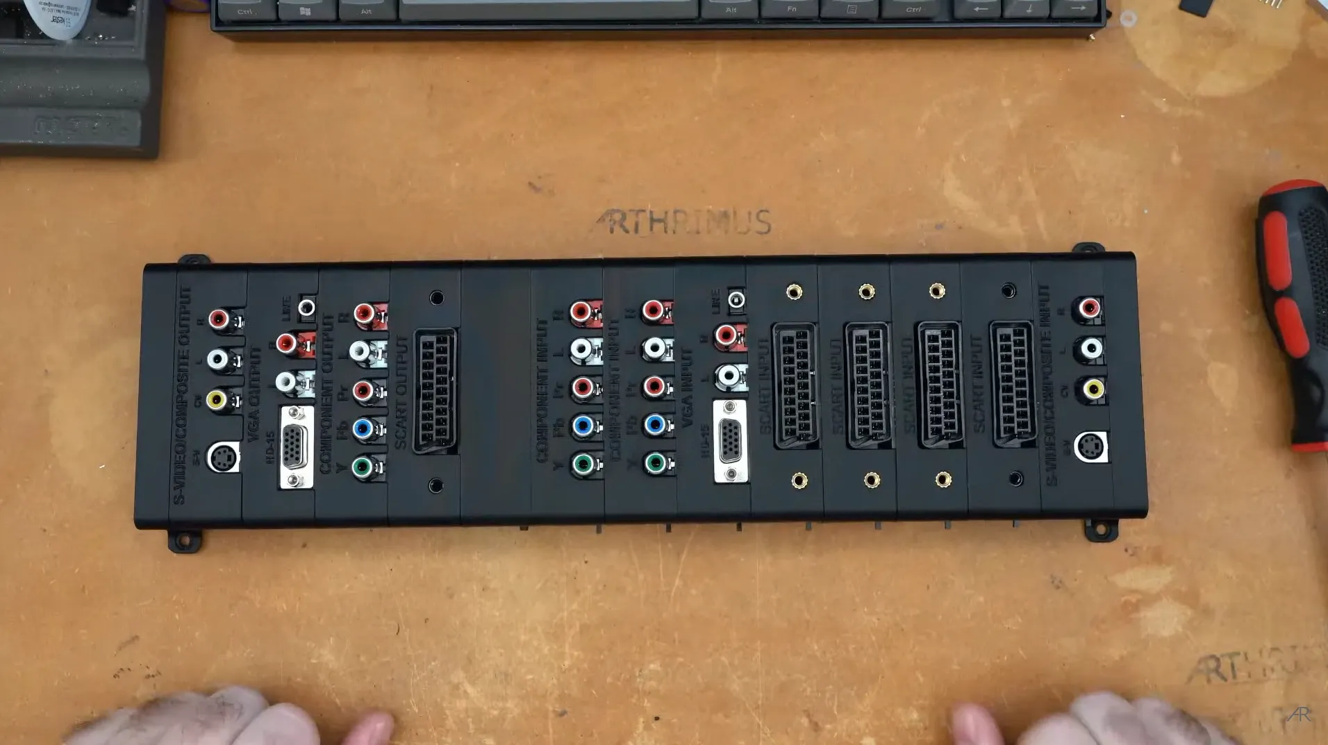 Thiết bị Scalable Video Switch giúp quản lý và chuyển đổi nhiều console game retro một cách tiện lợi.