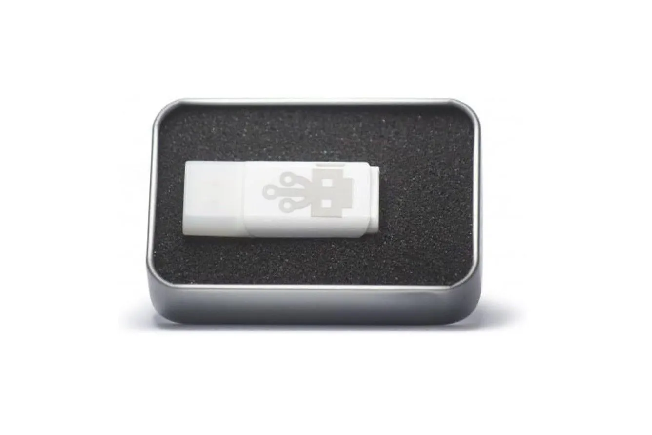 Thiết bị USB Killer Pro màu trắng đặt trên hộp màu đen, được thiết kế để kiểm tra khả năng chống chịu của phần cứng với xung điện áp cao