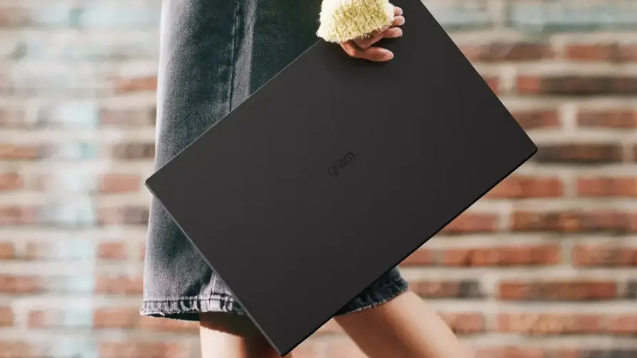 Thiết kế LG Gram 17 màu đen trên bàn làm việc, làm nổi bật sự mỏng nhẹ