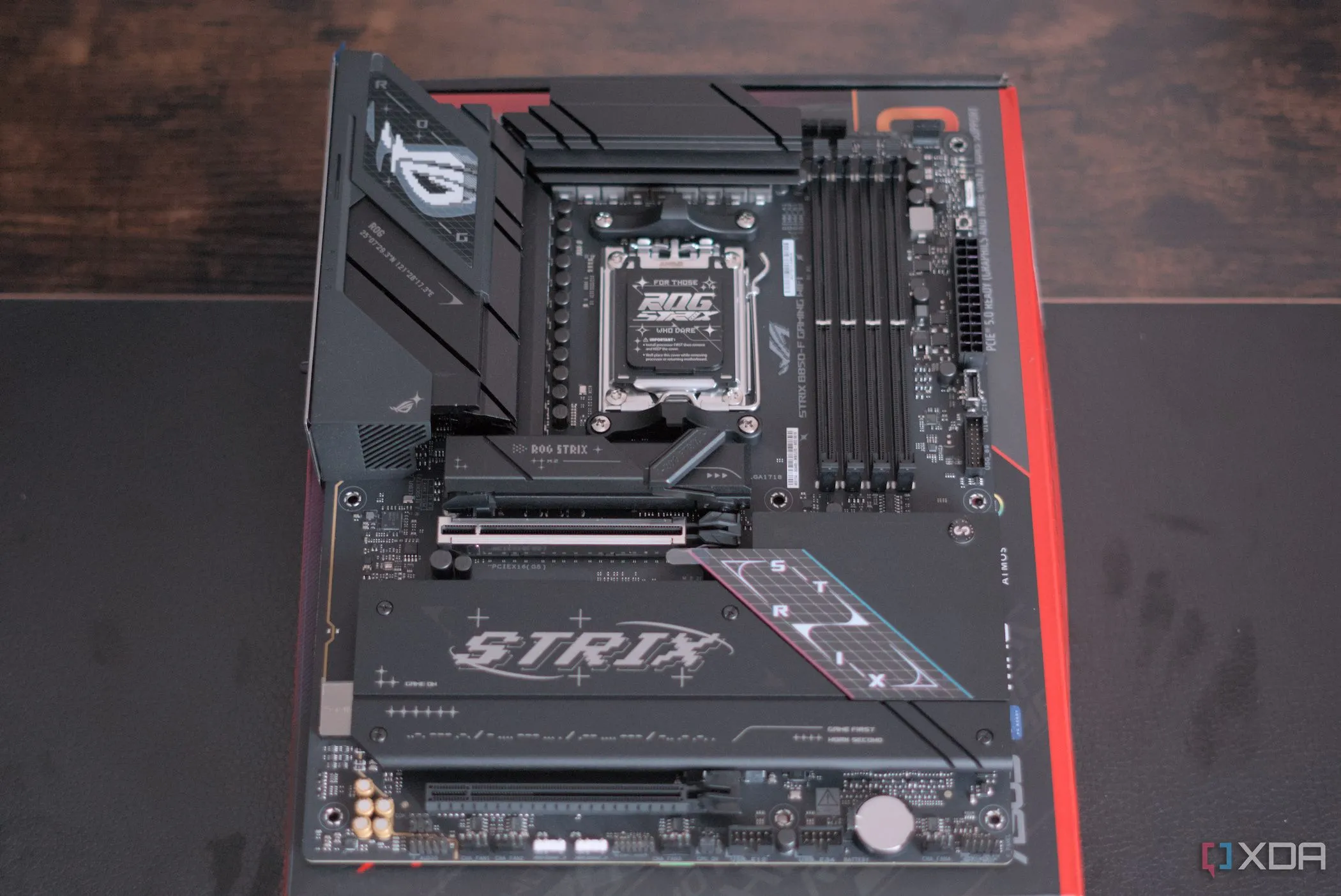 Toàn cảnh bo mạch chủ Asus ROG Strix B850-F Gaming WiFi từ trên xuống