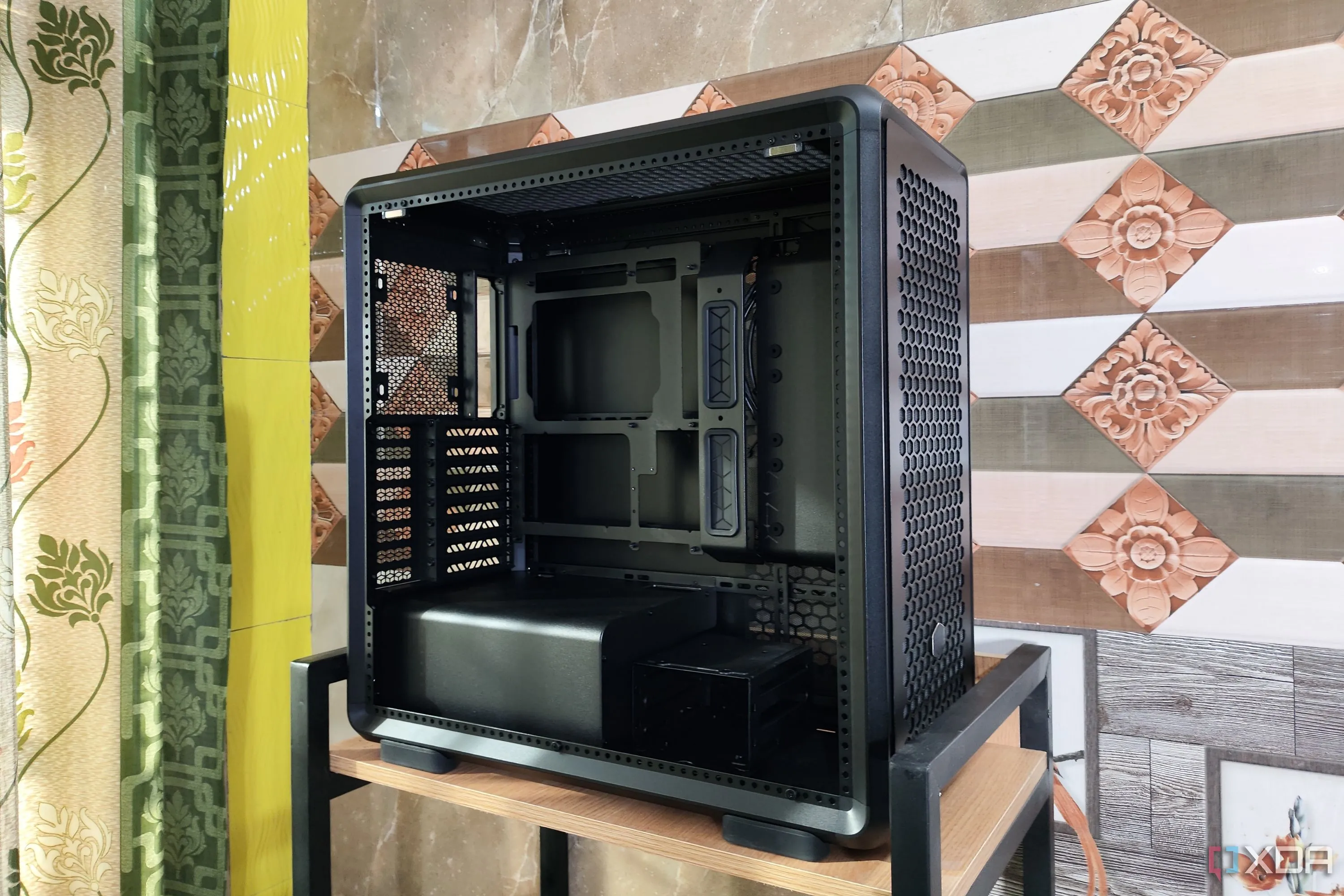 Toàn cảnh vỏ case Cooler Master MasterFrame 600 khi đã tháo tấm panel phía trước, thể hiện không gian rộng rãi bên trong và khả năng tản nhiệt