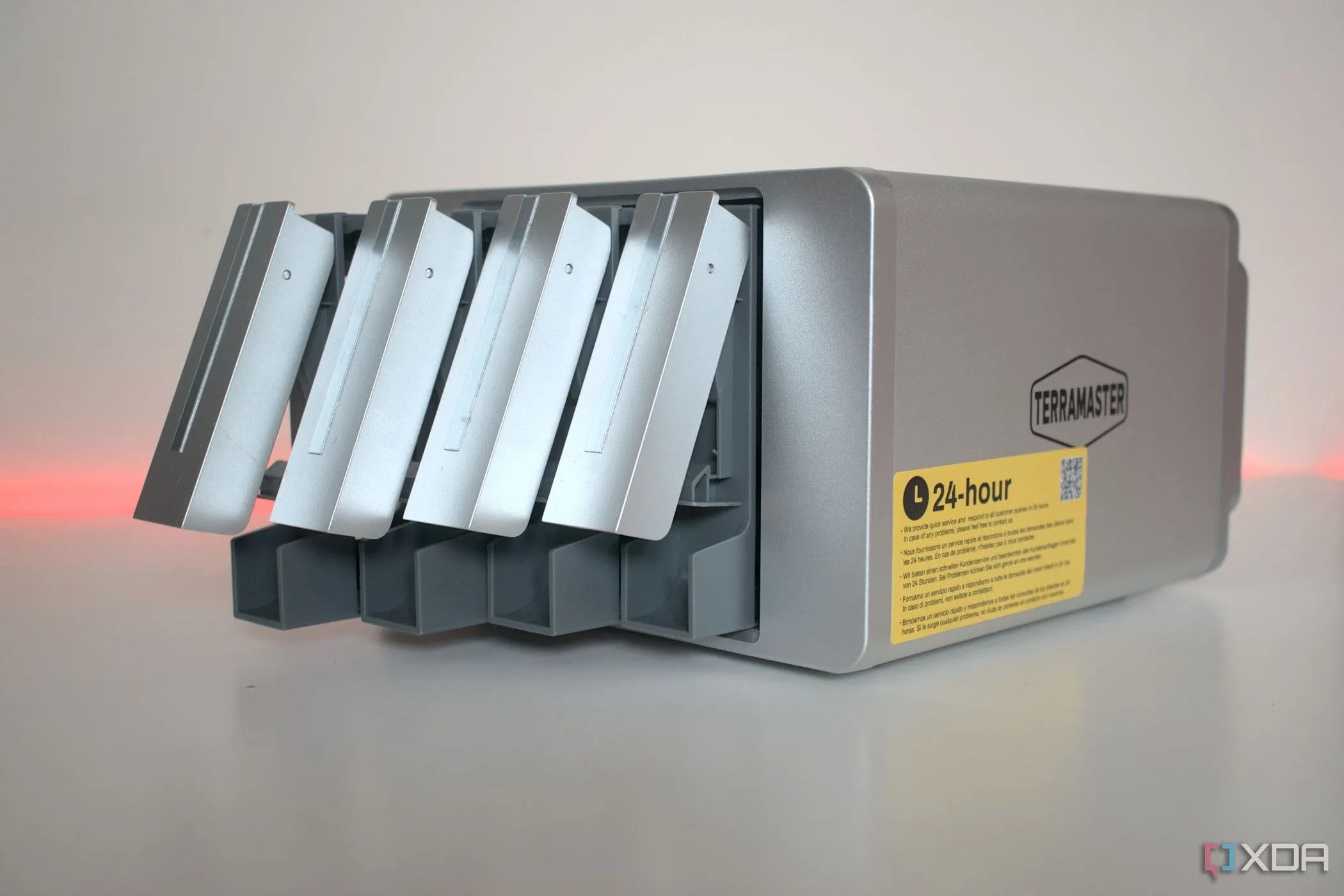 Tổng quan mặt trước của NAS TerraMaster F4-423 với các đèn trạng thái