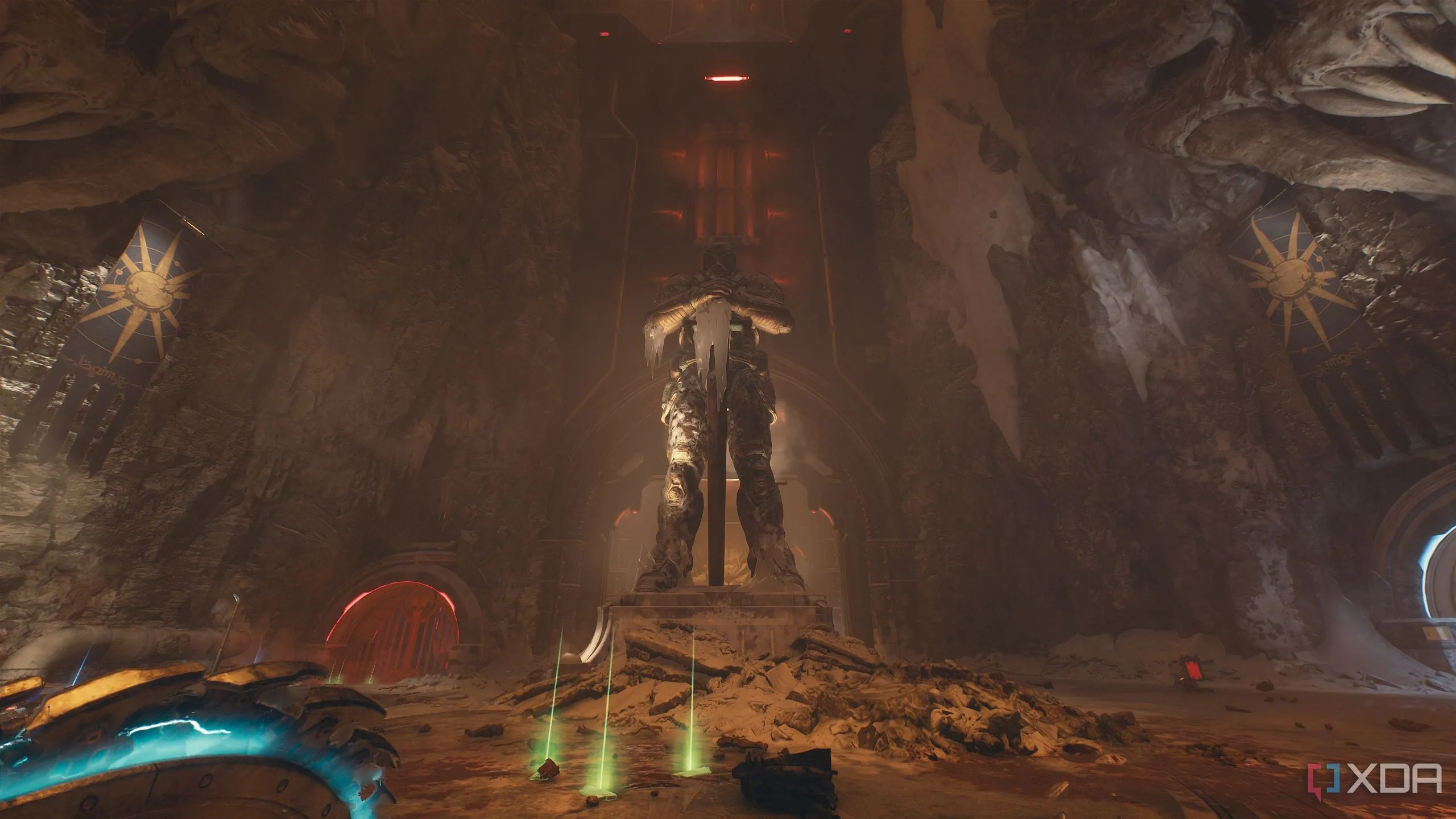 Tượng hiệp sĩ Sentinel trong đấu trường rộng lớn của Chương 12 Doom The Dark Ages, nơi diễn ra các trận chiến khốc liệt.