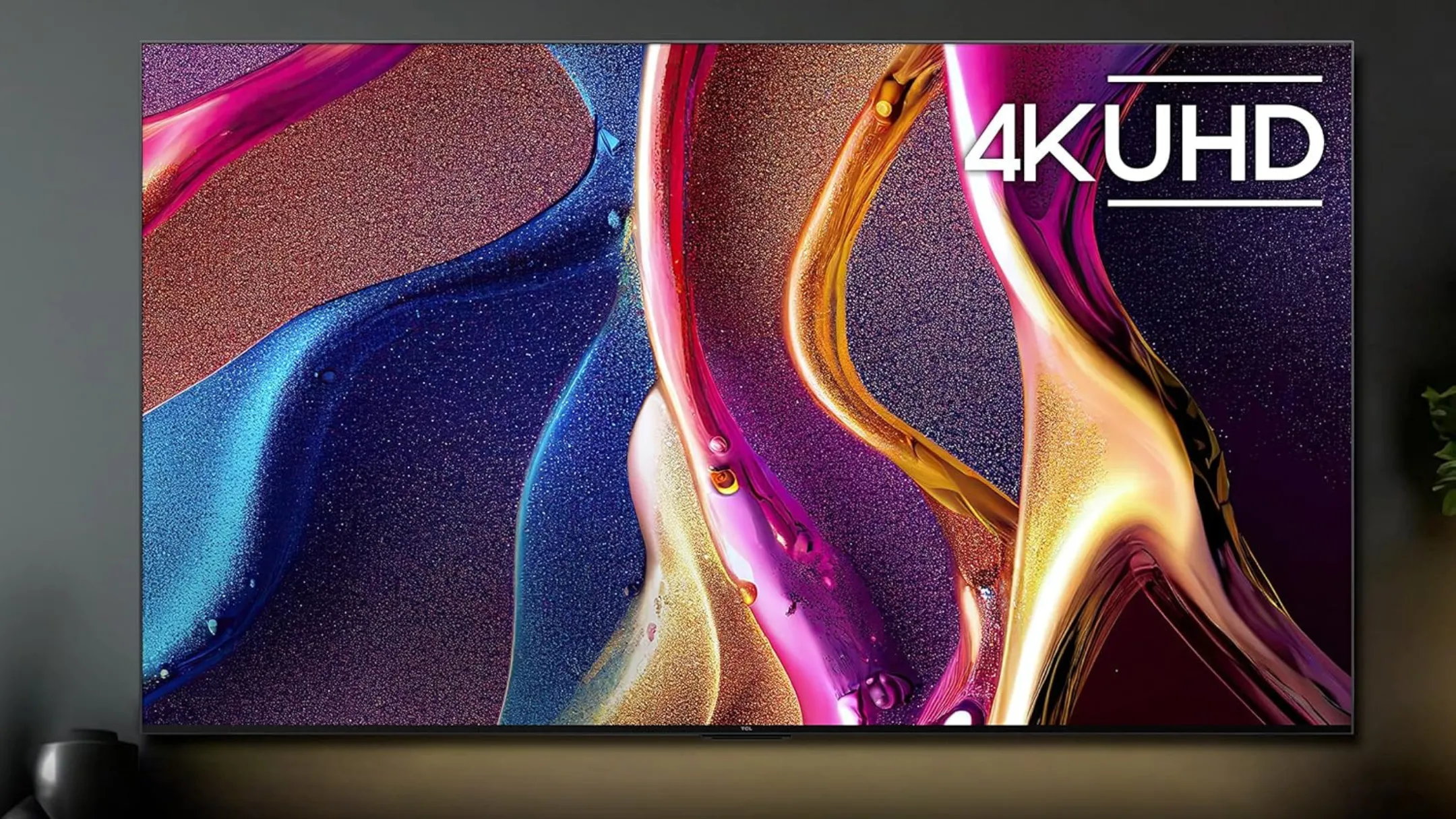 TV TCL Q7 QLED 4K Smart TV 85 inch treo tường trong không gian phòng khách