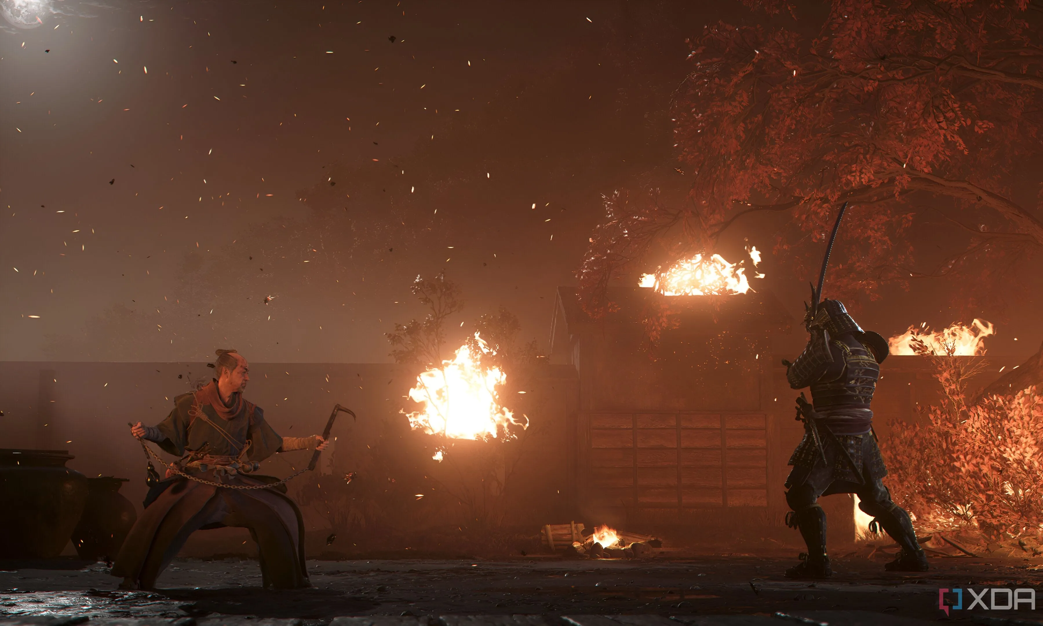 Yasuke giao chiến với một chiến binh trong một đêm mưa gió trong Assassin's Creed Shadows, minh họa ảnh hưởng của thời tiết đến tầm nhìn và âm thanh.